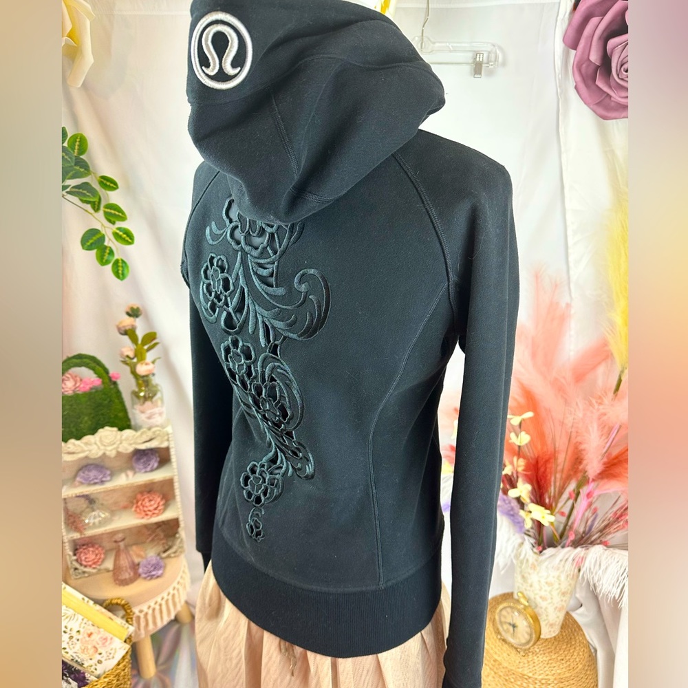 Lululemon - Limited Edition Black Scuba Hoodie 2013 Hiver Collection. Size 6